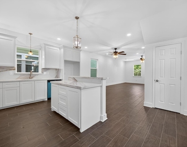 714 Zoe Street - Photo Thumbnail 4