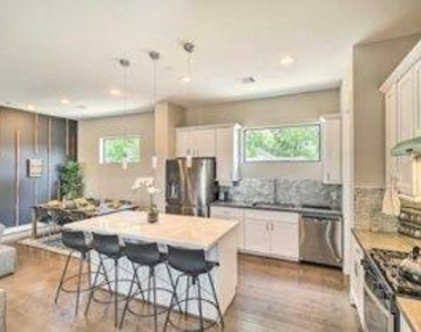2403 Everett Street - Photo Thumbnail 9