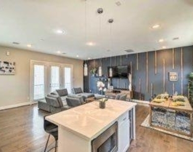 2403 Everett Street - Photo Thumbnail 3