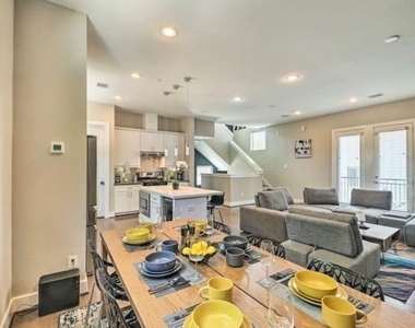 2403 Everett Street - Photo Thumbnail 2