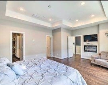2403 Everett Street - Photo Thumbnail 8