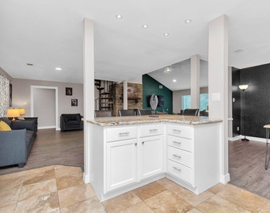 902 Golden Bear Lane - Photo Thumbnail 8