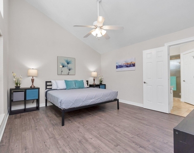 902 Golden Bear Lane - Photo Thumbnail 13