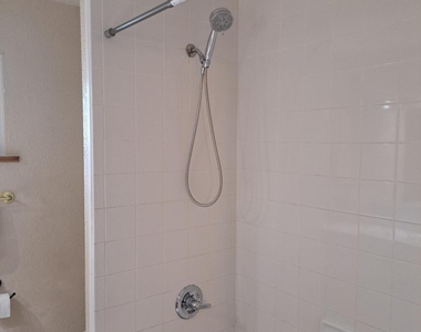 1417 Powell Avenue - Photo Thumbnail 8