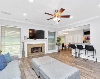 10007 Hickory Trail Lane - Photo Thumbnail 2