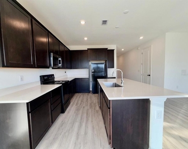 1209 Mattie Pointe Boulevard - Photo Thumbnail 6