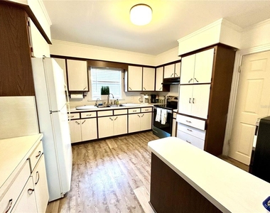 265 W Bay Avenue - Photo Thumbnail 3