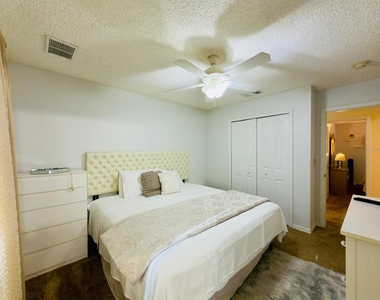 8439 Crystal Cove Loop - Photo Thumbnail 10