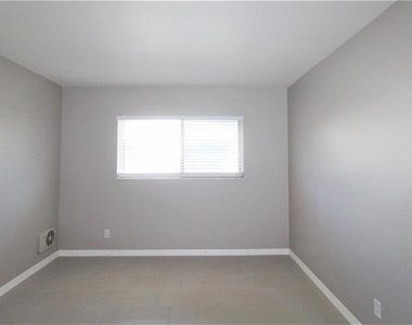 3001 Bee Ridge Road - Photo Thumbnail 8