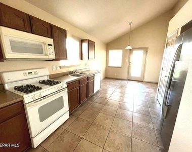 4001 Hueco Valley Drive - Photo Thumbnail 5