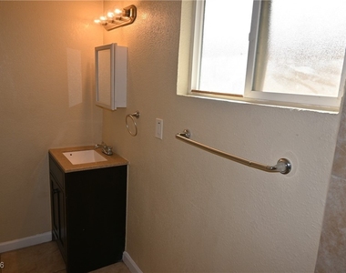 320 N 16th Street - Photo Thumbnail 3