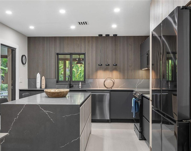 425 Ne 25th Street - Photo Thumbnail 24