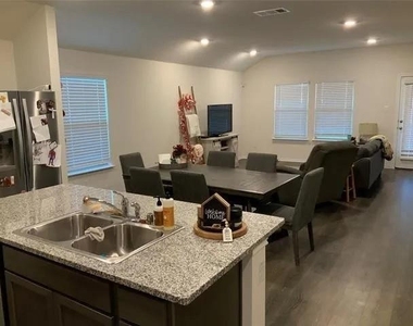 2626 Fieldcrest Lane - Photo Thumbnail 2