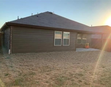 2626 Fieldcrest Lane - Photo Thumbnail 8