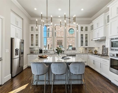 916 W Peach Street - Photo Thumbnail 2