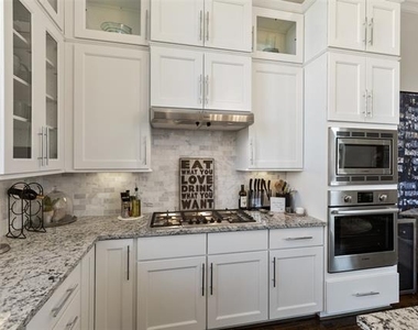 916 W Peach Street - Photo Thumbnail 3