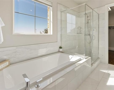 916 W Peach Street - Photo Thumbnail 13