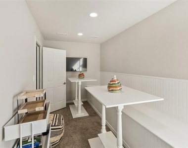 916 W Peach Street - Photo Thumbnail 23
