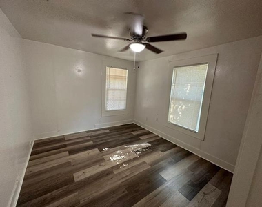 2206 Rockefeller Boulevard - Photo Thumbnail 5