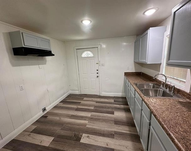 2206 Rockefeller Boulevard - Photo Thumbnail 8