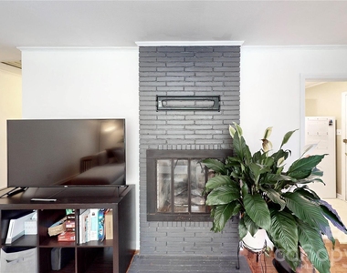 1136 E Woodlawn Road - Photo Thumbnail 5
