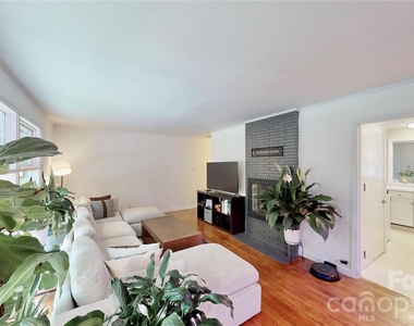 1136 E Woodlawn Road - Photo Thumbnail 4