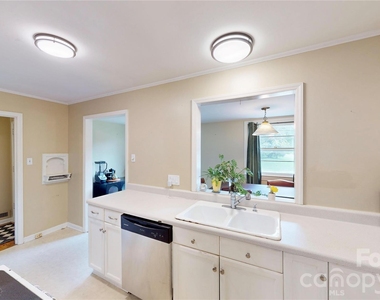 1136 E Woodlawn Road - Photo Thumbnail 11