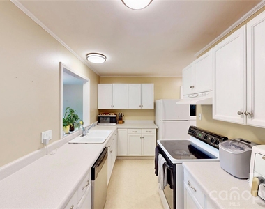 1136 E Woodlawn Road - Photo Thumbnail 12
