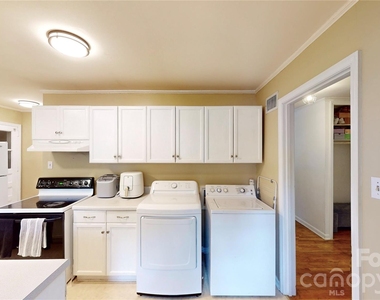 1136 E Woodlawn Road - Photo Thumbnail 15