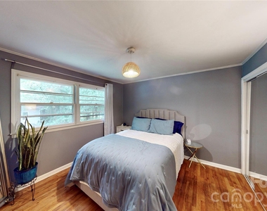 1136 E Woodlawn Road - Photo Thumbnail 18