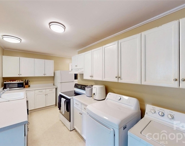 1136 E Woodlawn Road - Photo Thumbnail 14