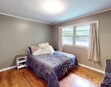 1136 E Woodlawn Road - Photo Thumbnail 17