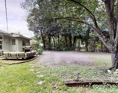1136 E Woodlawn Road - Photo Thumbnail 24