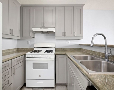 18530 Hatteras Street - Photo Thumbnail 6