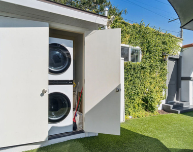 956 S Longwood Avenue - Photo Thumbnail 43