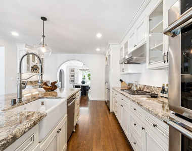 956 S Longwood Avenue - Photo Thumbnail 13