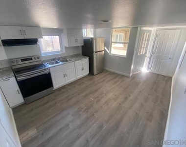 528 N Citrus Ave - Photo Thumbnail 2