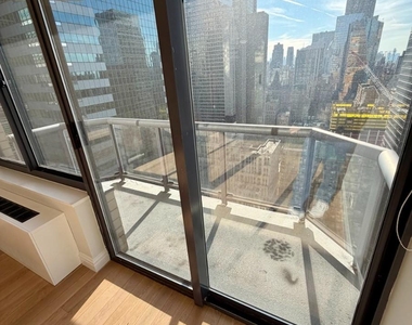 W 48th St - Photo Thumbnail 3