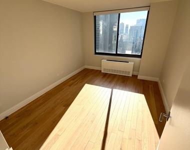 W 48th St - Photo Thumbnail 4