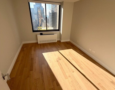 W 48th St - Photo Thumbnail 7