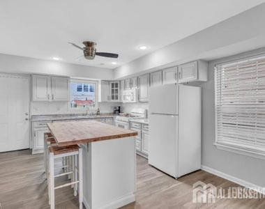 28 Bay Avenue - Photo Thumbnail 8