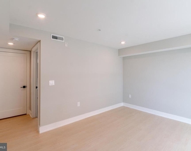 1102 Germantown Avenue - Photo Thumbnail 7