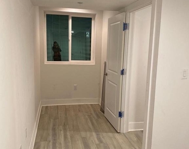 419 N Holly Street - Photo Thumbnail 6