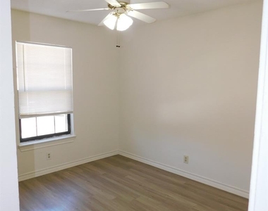 1002 Southwalk St - Photo Thumbnail 4
