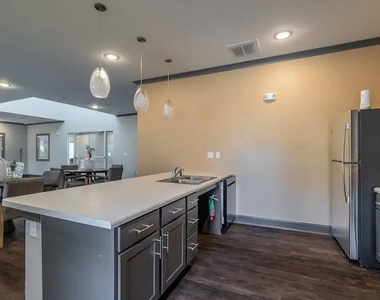 516 N Pierce St - Photo Thumbnail 12