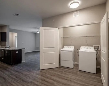 516 N Pierce St - Photo Thumbnail 9