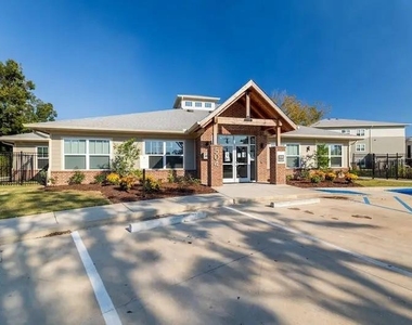 516 N Pierce St - Photo Thumbnail 1