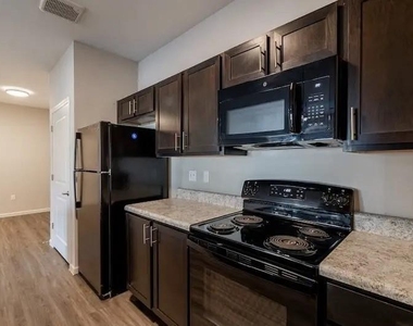 516 N Pierce St - Photo Thumbnail 8