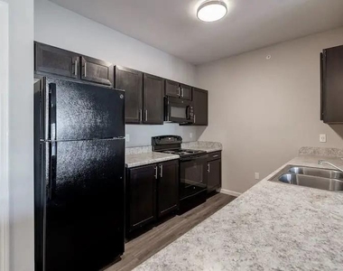 516 N Pierce St - Photo Thumbnail 7