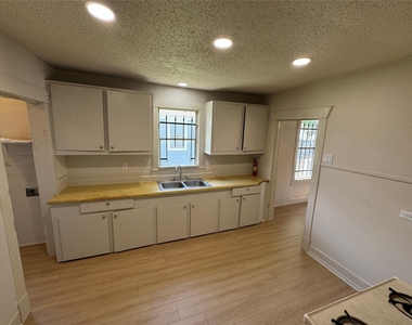 3428 Reeves Street - Photo Thumbnail 3